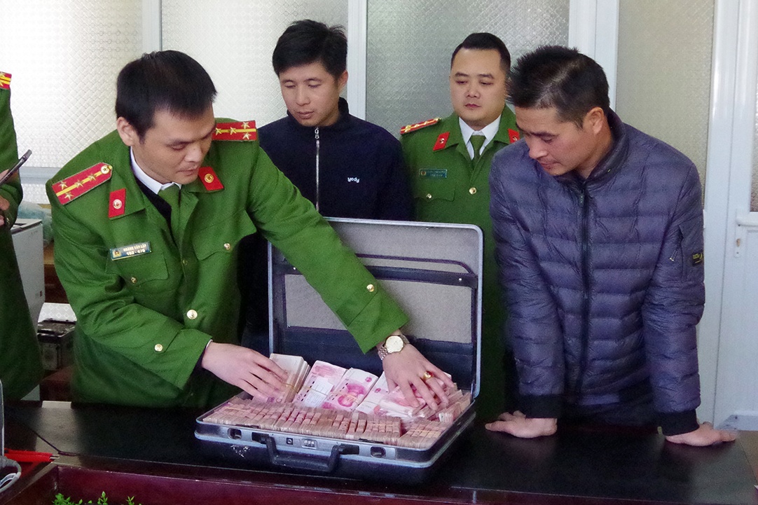 Pha an tu chiec cap dung ngoai te tren xe khach hinh anh