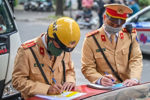 Phat tien 3 nguoi theo doi, bao chot CSGT cho tai xe hinh anh