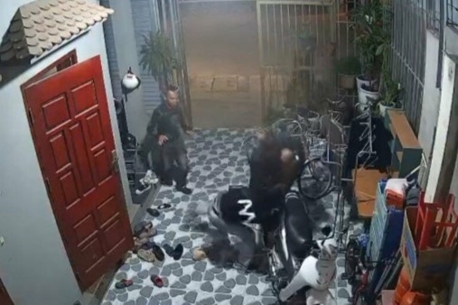 Vào nhà truy sát ảnh 1 Vao nha truy sat anh 1