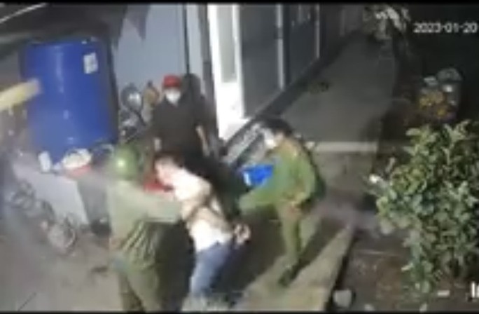 Cong an Ben Tre xac minh clip nguoi dan ong bi cong an danh hinh anh