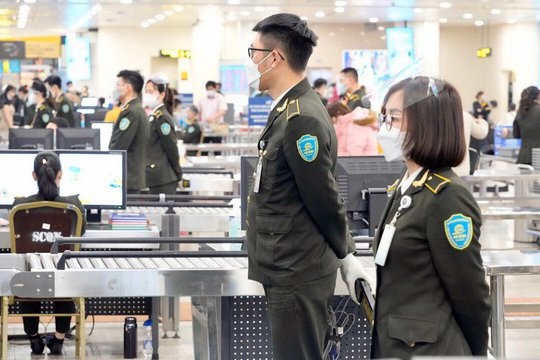 Bo Cong an de xuat cap the an ninh tren khong cho si quan hinh anh