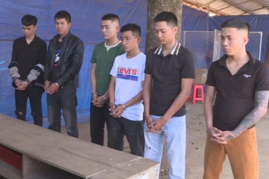 Gay an vi mau thuan vuot xe nhau hinh anh