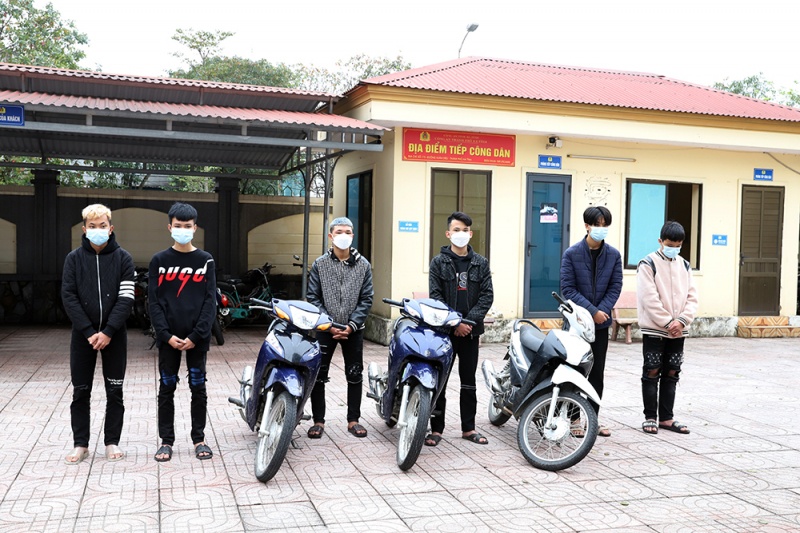 6 nam thanh nien lang lach boc dau xe, quay clip tung len mang hinh anh