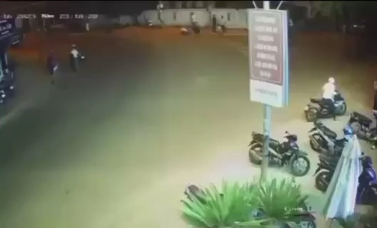 Tam giu tai xe lai xe tong vao nhom nguoi vi mau thuan trong quan nhau hinh anh