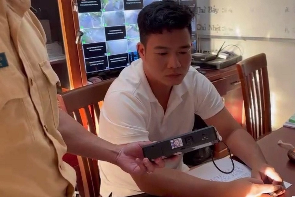 Bat tam giam tai xe tong 2 cha con di xe may tu vong hinh anh