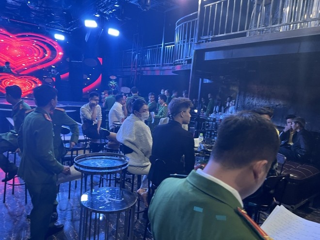 Nhieu nguoi duong tinh voi ma tuy tai quan bar Rex o Ha Noi hinh anh