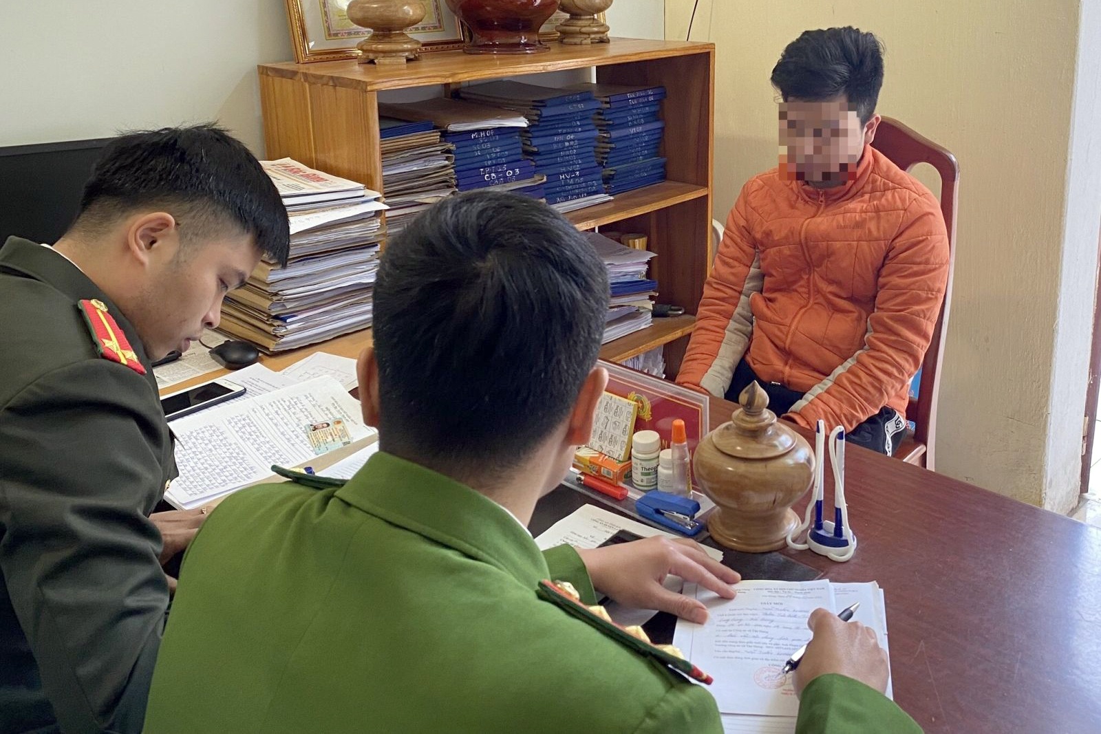 Bi phat 7,5 trieu dong vi livestream sai su that hinh anh