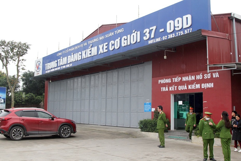 Bat giu pho giam doc Trung tam Dang kiem 37-09D o Nghe An hinh anh