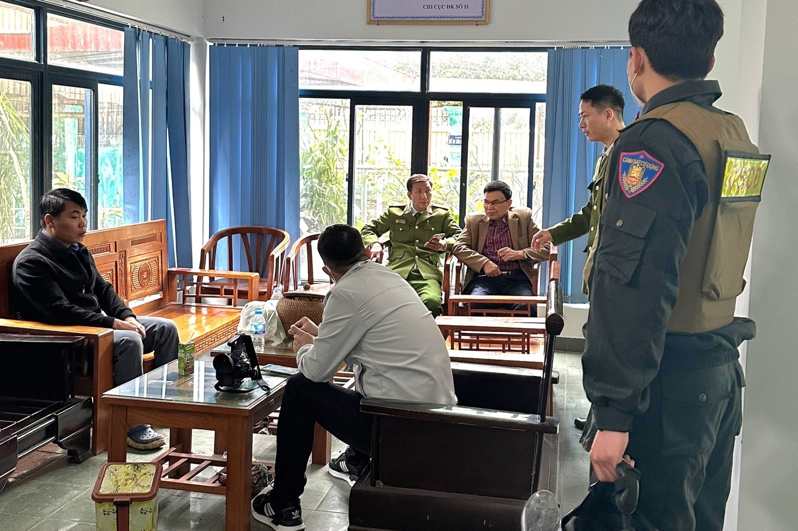 Giam doc dang kiem duong thuy o Thai Binh bi bat hinh anh