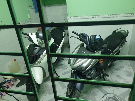 Tự nằm trông xe ảnh 1 Tu nam trong xe anh 1