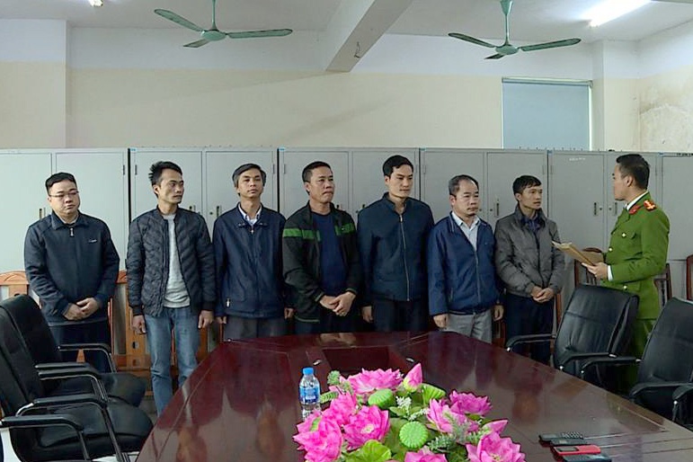 Bat tam giam them 7 nguoi o cac trung tam dang kiem hinh anh