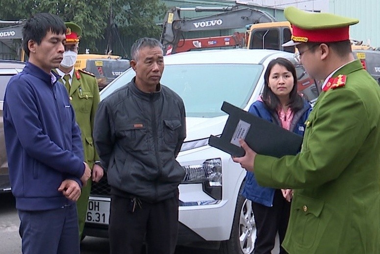 Khoi to 6 nguoi thuoc trung tam dang kiem o Ha Noi hinh anh