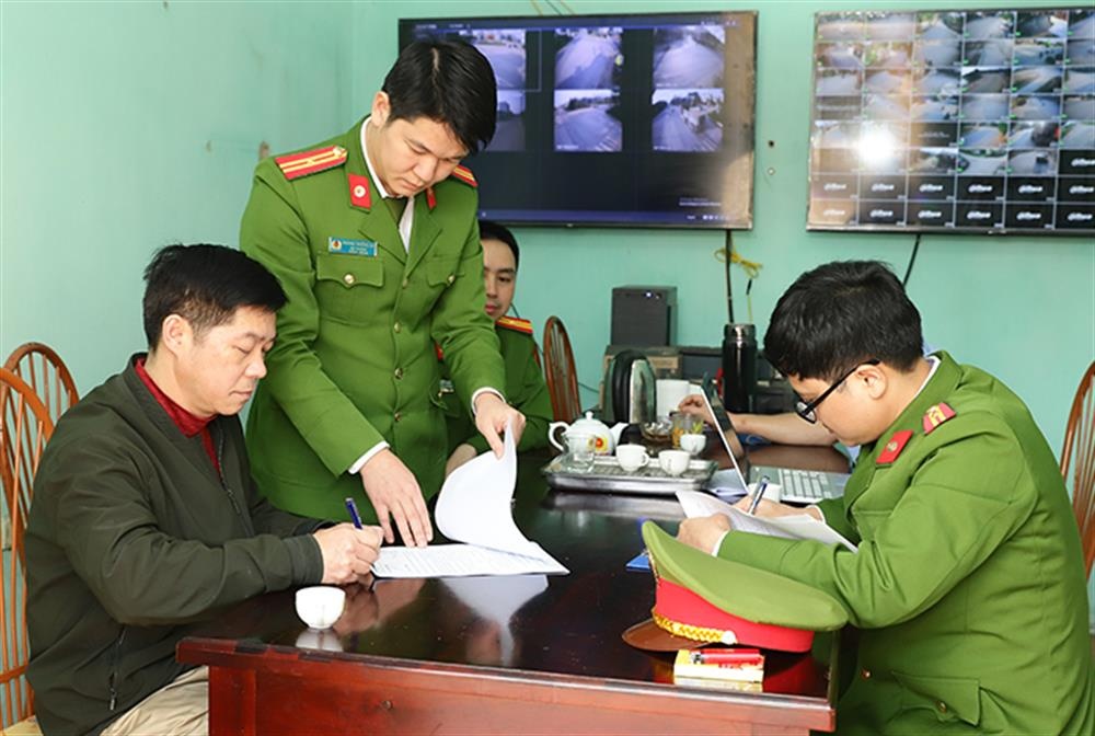 Bat tam giam pho giam doc co so dang kiem o Tuyen Quang hinh anh