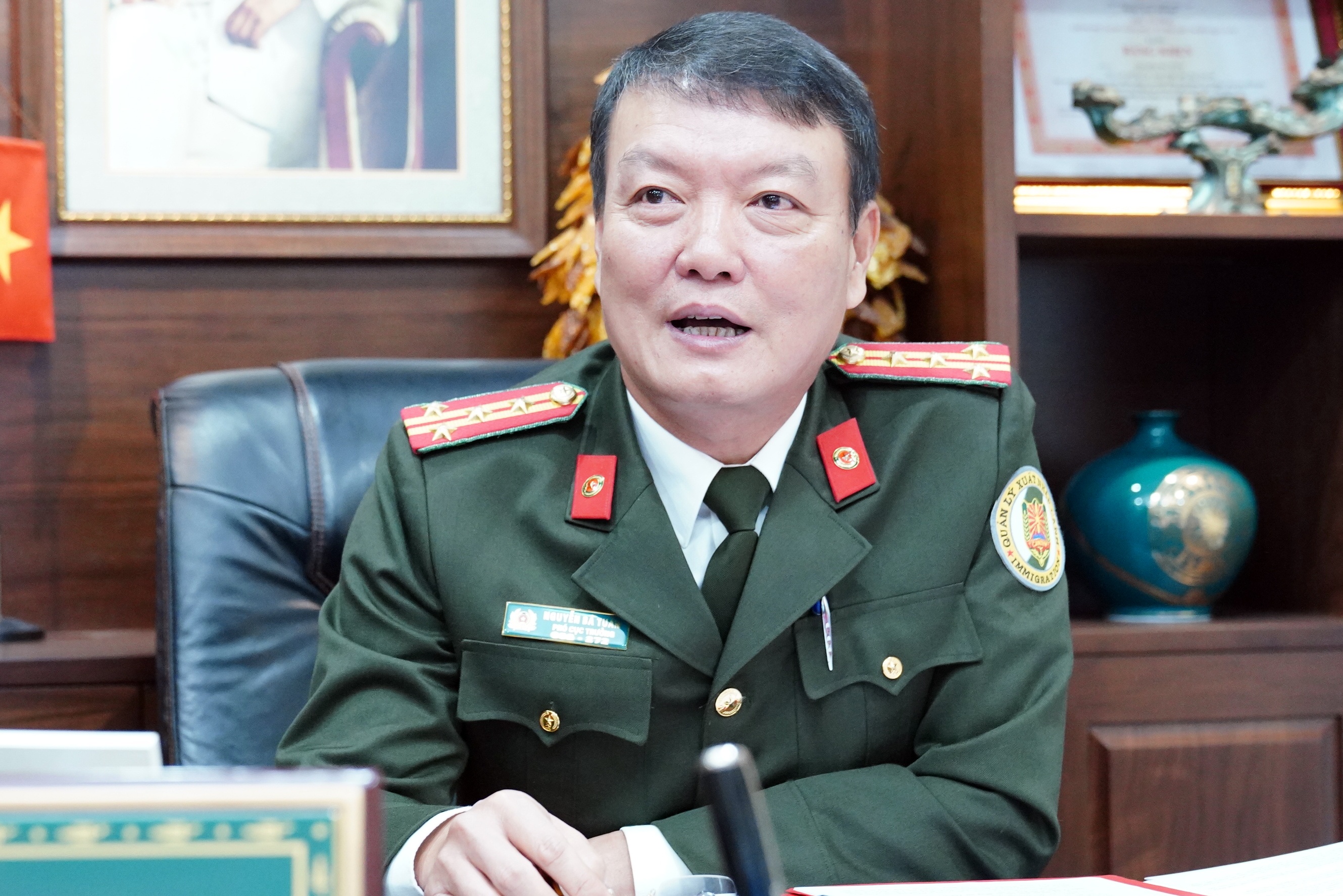 Ho chieu gan chip anh 2