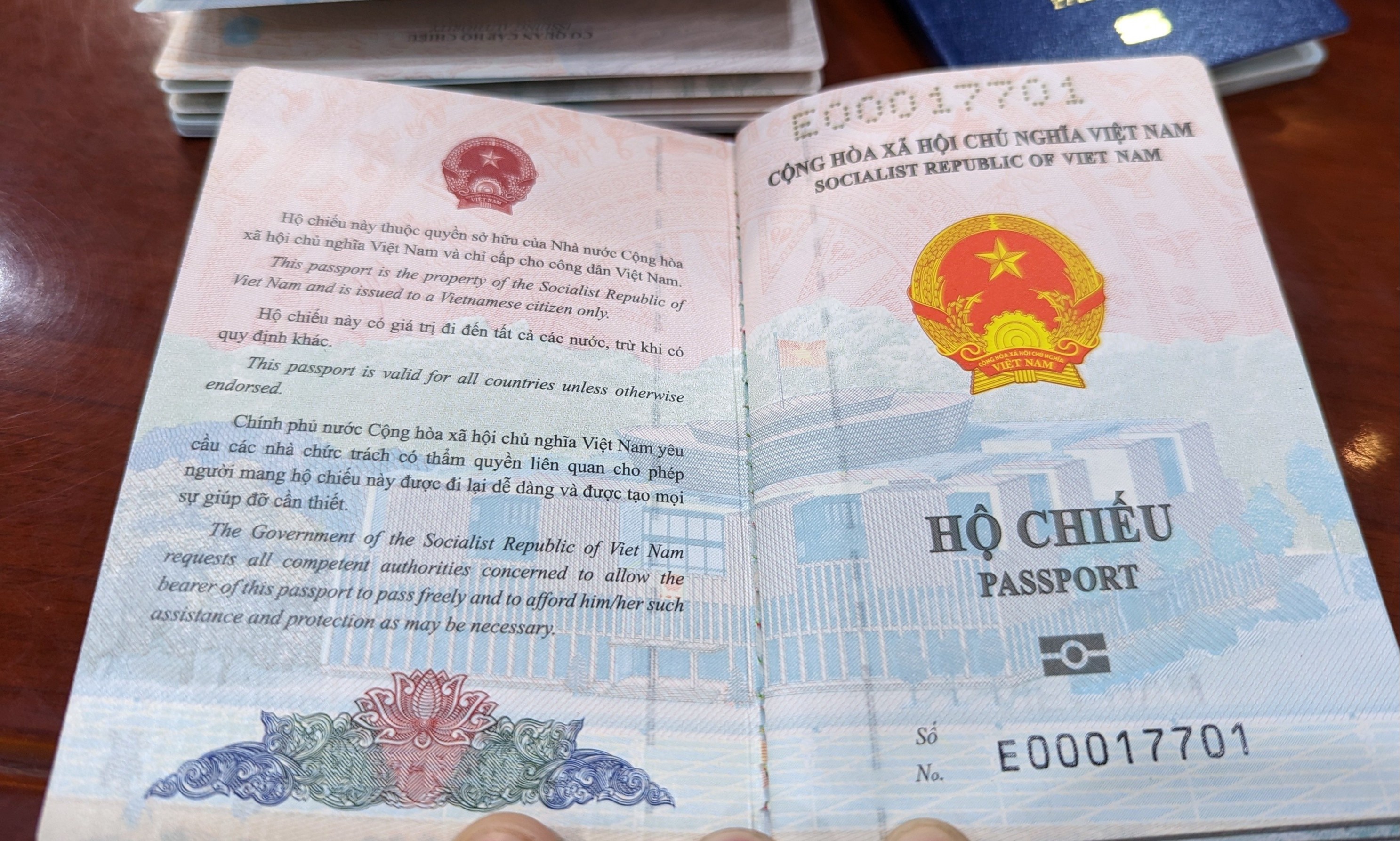 Ho chieu gan chip giup rut ngan thoi gian lam thu tuc o san bay hinh anh