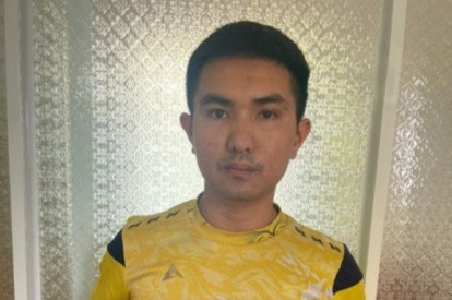 Nhom thanh nien om sung, con ba khuc di giai quyet mau thuan trong dem hinh anh