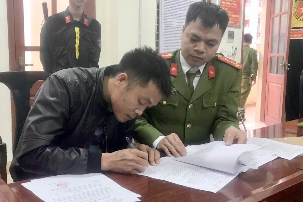 Quan ly quan karaoke ban nu nhan vien voi gia 25 trieu dong hinh anh
