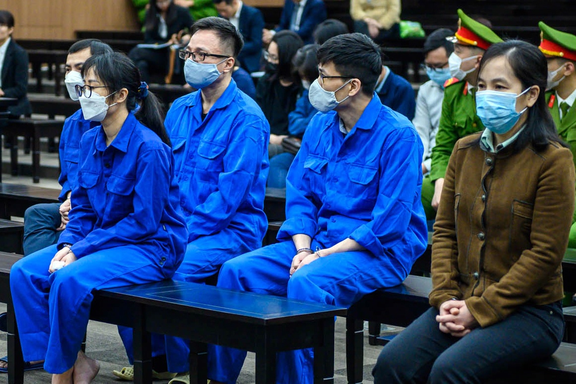 Dai dien VietABank 'ne' nhieu cau hoi trong vu lua 433 ty dong hinh anh