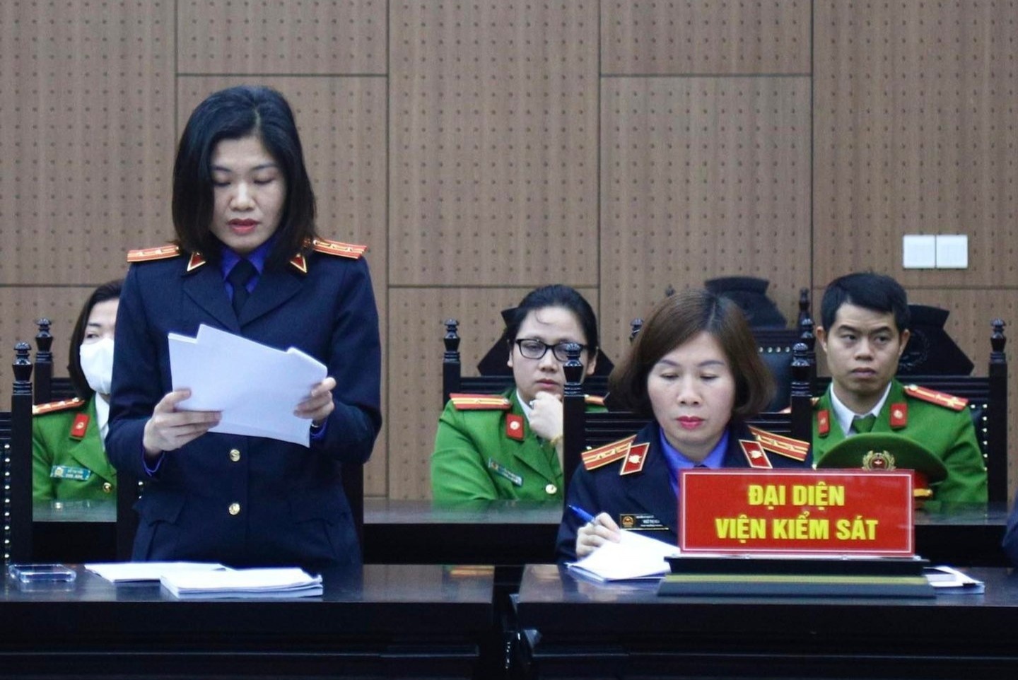 Vu lua 433 ty: 'NCB, VietAbank va PVcombank phai boi thuong khach hang' hinh anh