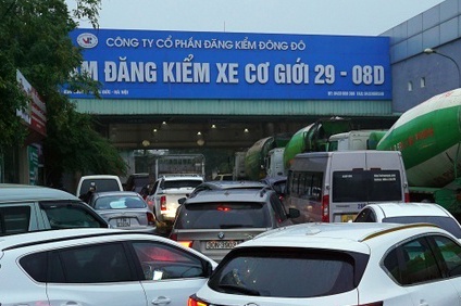 Them mot giam doc trung tam dang kiem o Ha Noi bi tam giu hinh anh