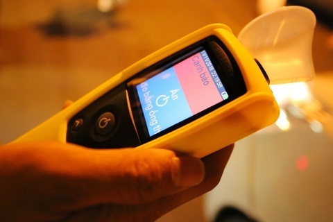 Co duoc dung may do nong do con tu mua de doi chung voi CSGT hinh anh