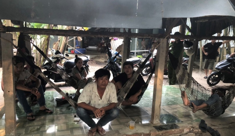 Bat qua tang nhom nam, nu mo tiec ma tuy trong quan ca phe choi hinh anh