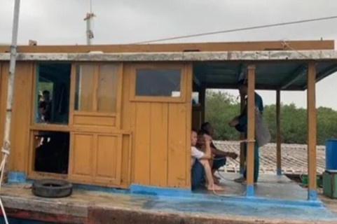 Dung thuyen di chuyen tren song de danh bac hinh anh