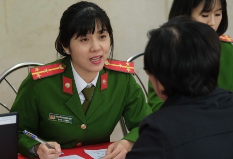 Con 3 trieu nguoi se duoc cap CCCD gan chip truoc ngay 30/7 hinh anh