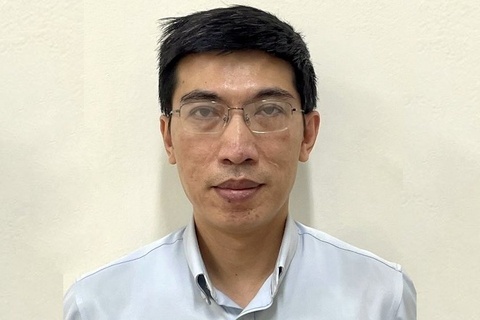 Loi khai 'dua tien hoi lo cho nguoi khac' cua cuu tro ly Pho thu tuong hinh anh