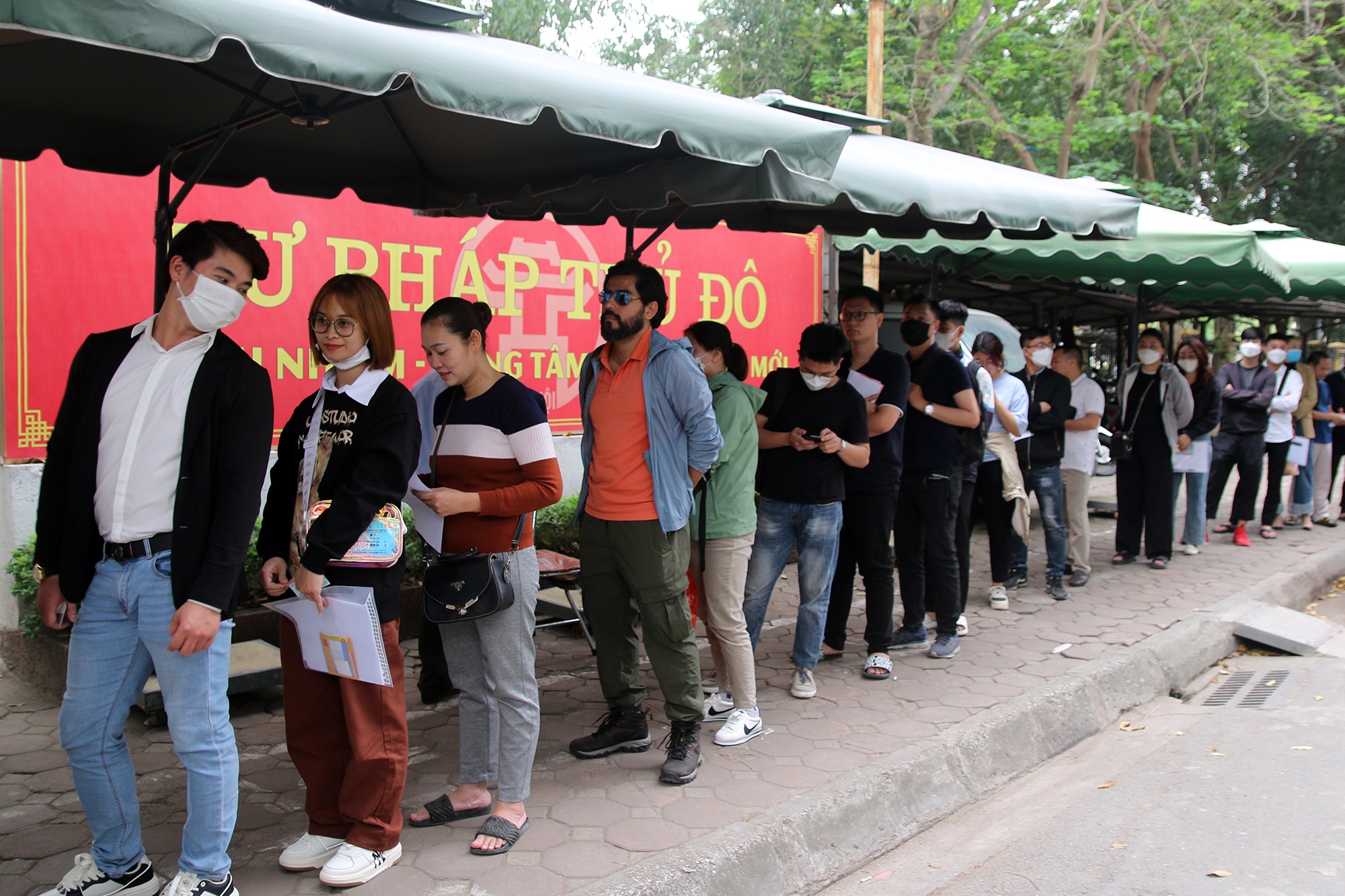 PGD So Tu phap Ha Noi noi ly do nhieu nguoi phai xep hang nop ho so hinh anh