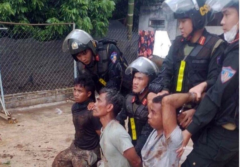 Bat giu 16 nguoi lien quan vu tan cong tru so cong an xa o Dak Lak hinh anh