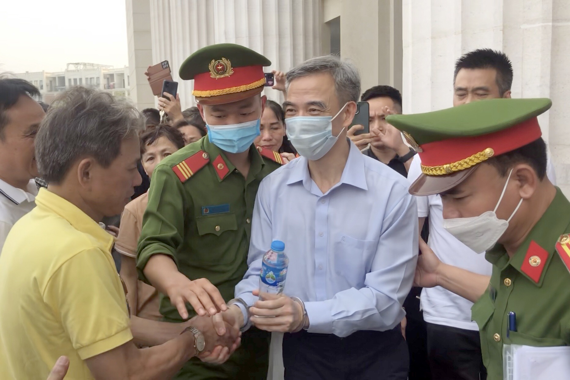 Vi sao ong Nguyen Quang Tuan linh an thap hon muc de nghi? hinh anh