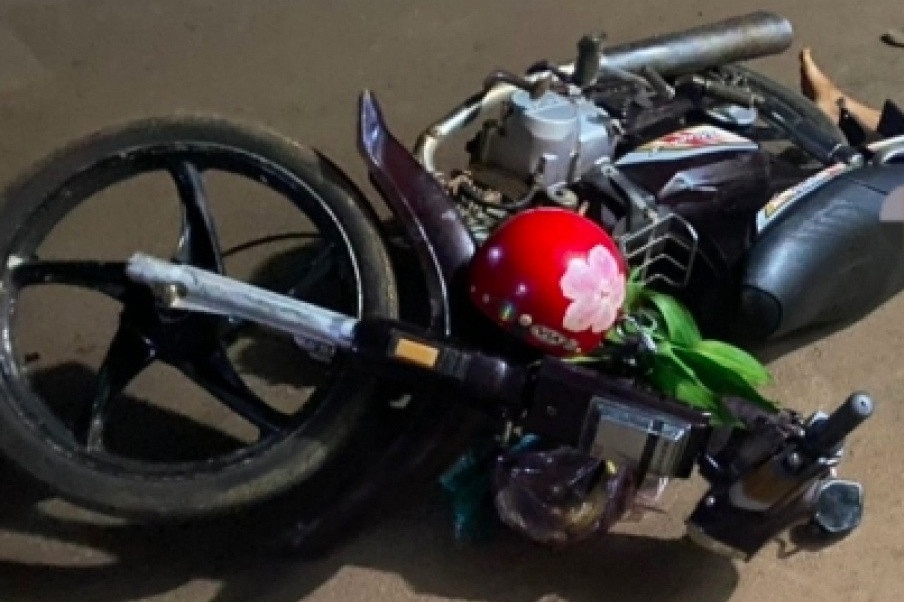 Vac dao chem tu vong ban nhau khi bi chan dau xe hinh anh