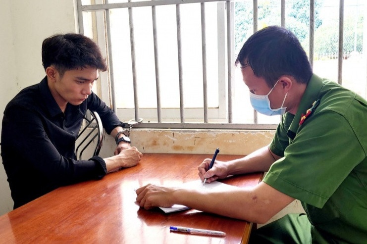 Gia khach mua hang vao tiem vang de cuop giat hinh anh