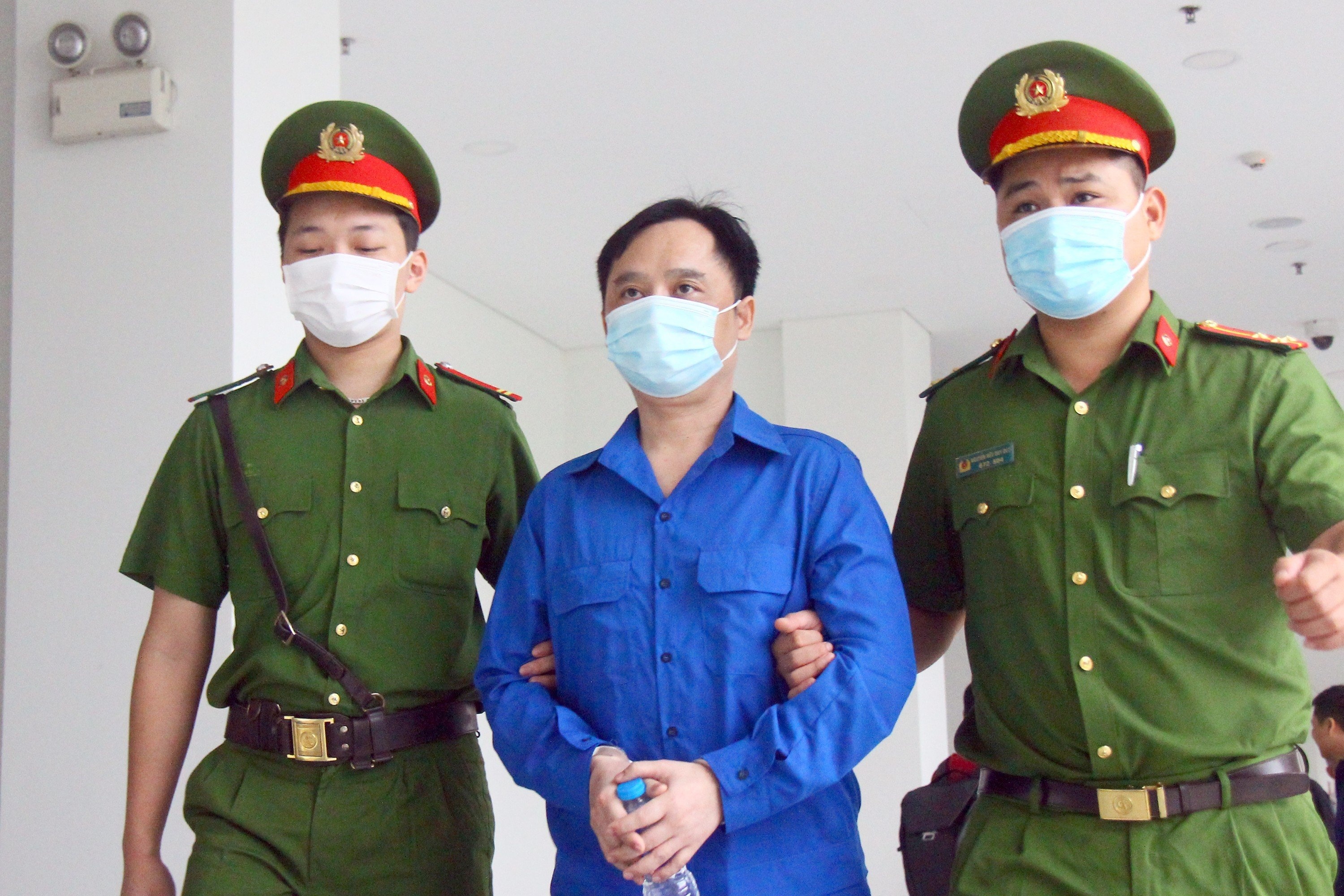 Chu tich Louis Holdings va 2 sep chung khoan Tri Viet hau toa hinh anh