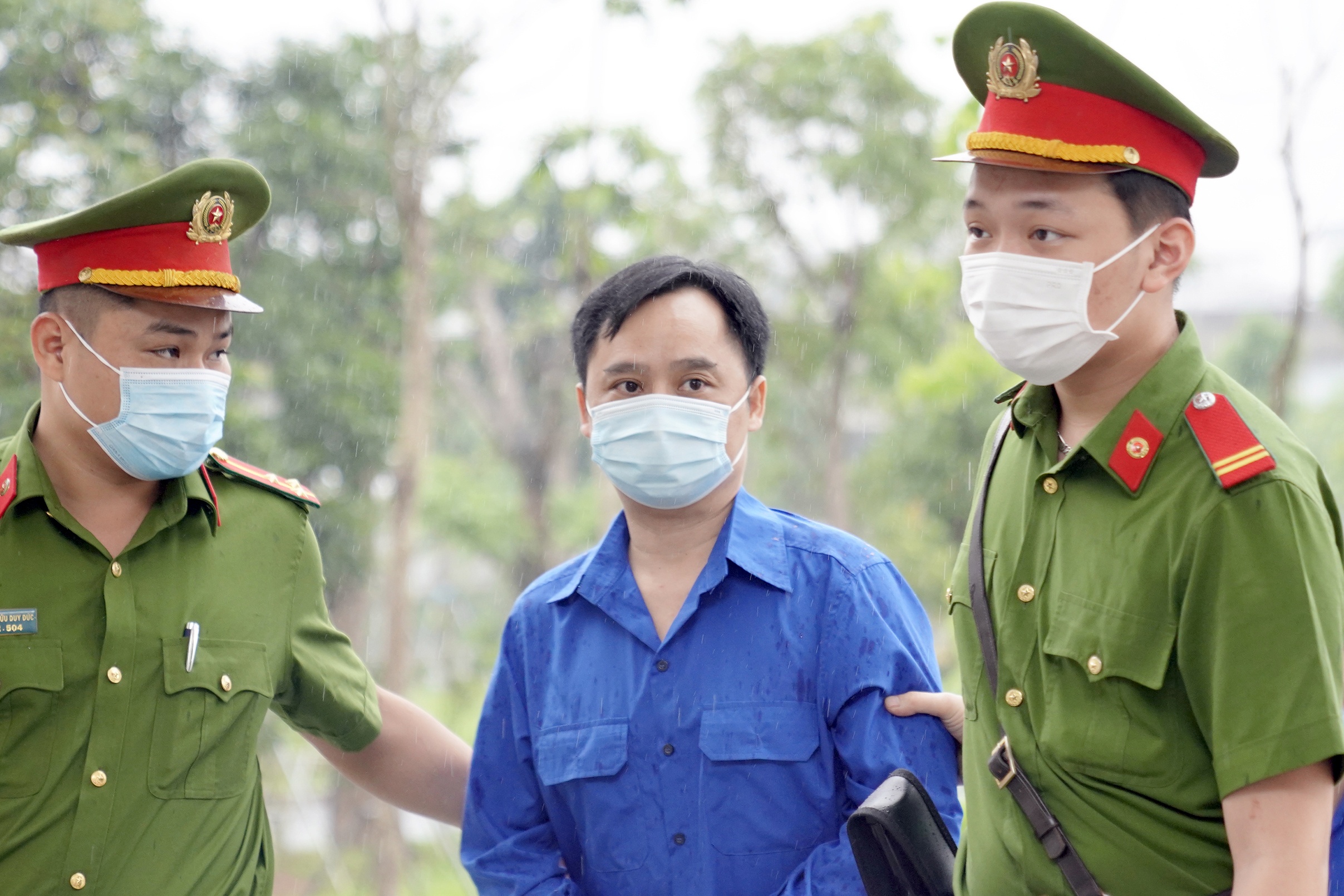 Canh sat dan giai chu tich Louis Holdings va sep chung khoan Tri Viet hinh anh