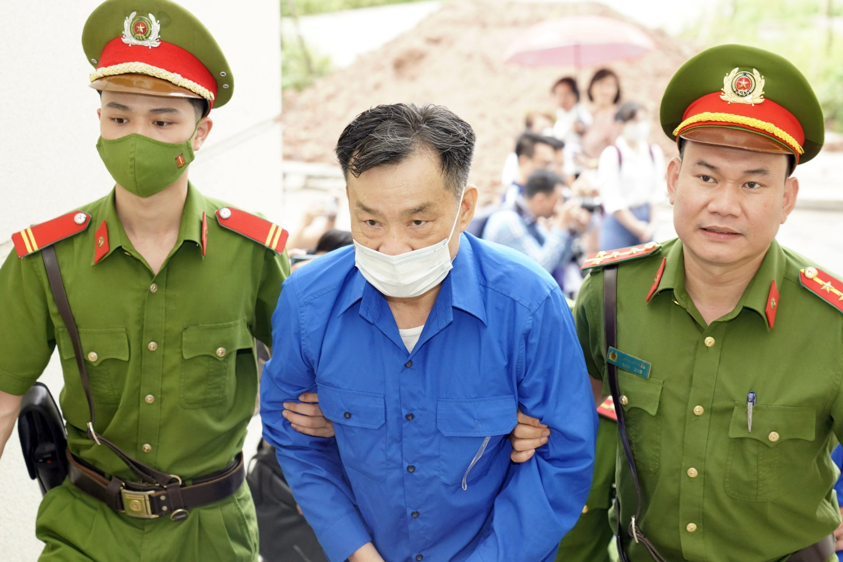 Cuu chu tich va 2 cuu pho chu tich Binh Thuan bi xet xu tai Ha Noi hinh anh