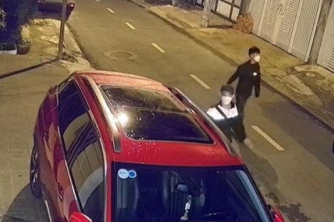 Hang loat oto dau ngoai duong bi dap kinh hinh anh