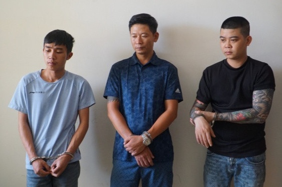 Bat giu 3 nghi pham cho vay lai nang o Phan Thiet hinh anh