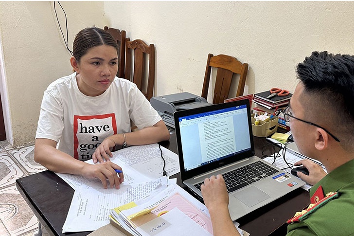 Nguoi phu nu lam gia nhieu so do de the chap hinh anh