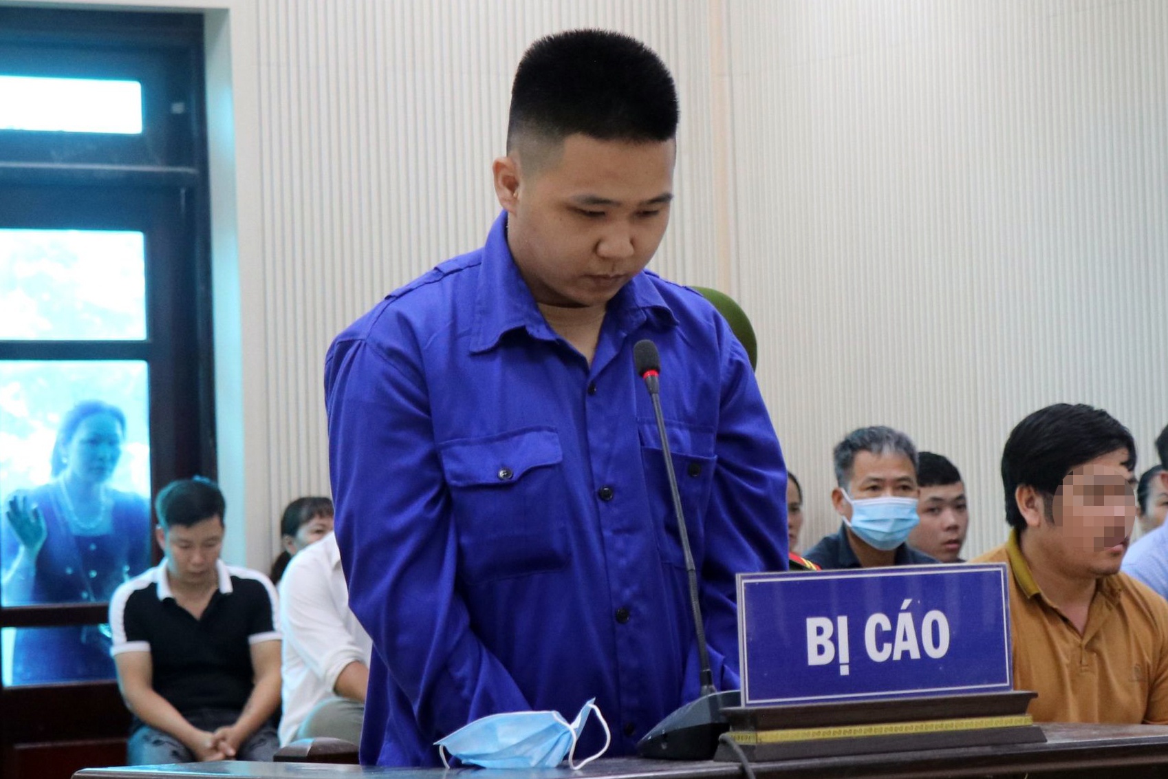 Tu hinh thanh nien sat hai ban gai cu o tiem toc hinh anh