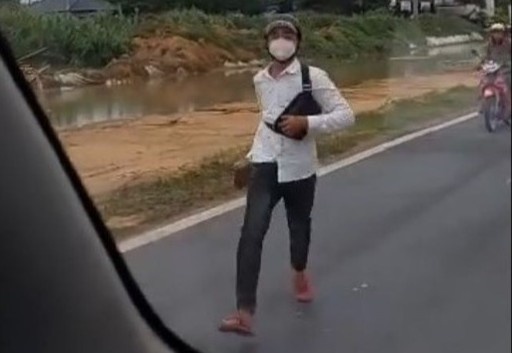 Xac minh clip thanh nien chan duong, dap vo kinh xe cap cuu hinh anh