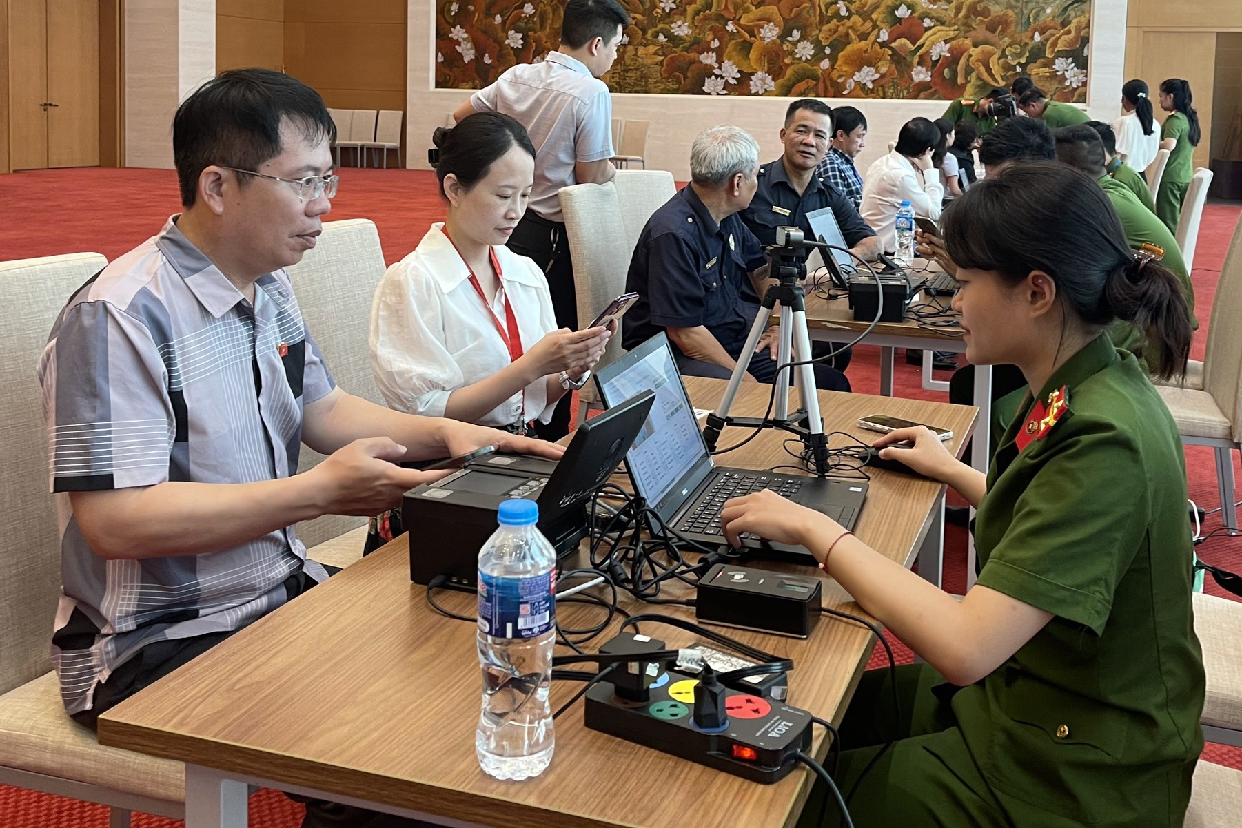 30 canh sat cap tai khoan VNeID luu dong cho dai bieu Quoc hoi hinh anh