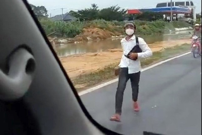 Thanh nien chan duong, dap vo kinh xe cap cuu hinh anh