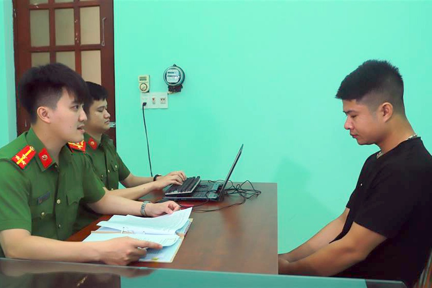 Chan bat tai xe oto nghi vi pham luat hinh anh