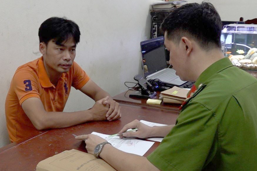 Tai xe oto vi pham nong do con, can tro canh sat hinh anh