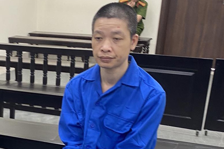 Con trai ngao da chem guc me o Ha Noi hinh anh