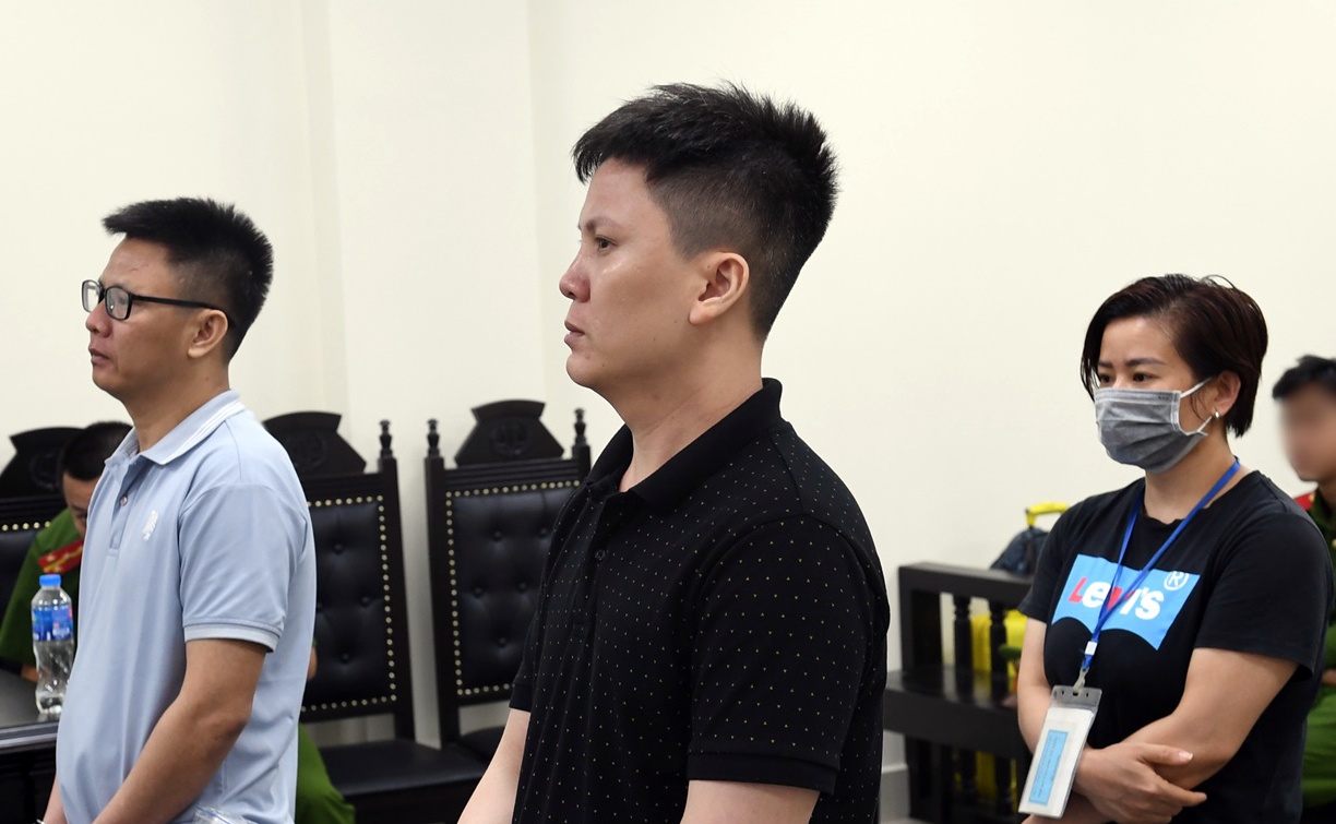 Nhom bi cao dua nguoi ra nuoc ngoai trai phep linh an hinh anh