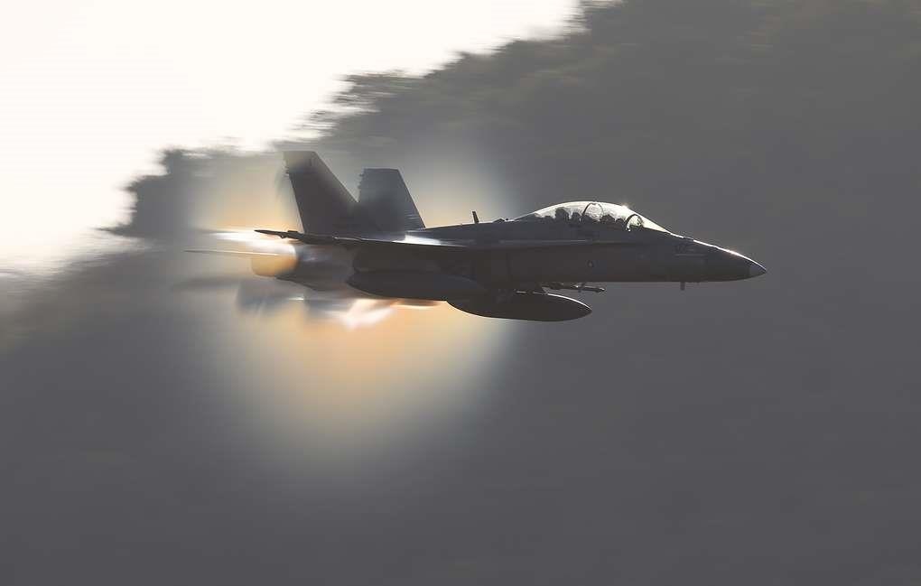 Chim 'ha guc' dong co may bay chien dau F/A-18D tai trien lam LIMA hinh anh