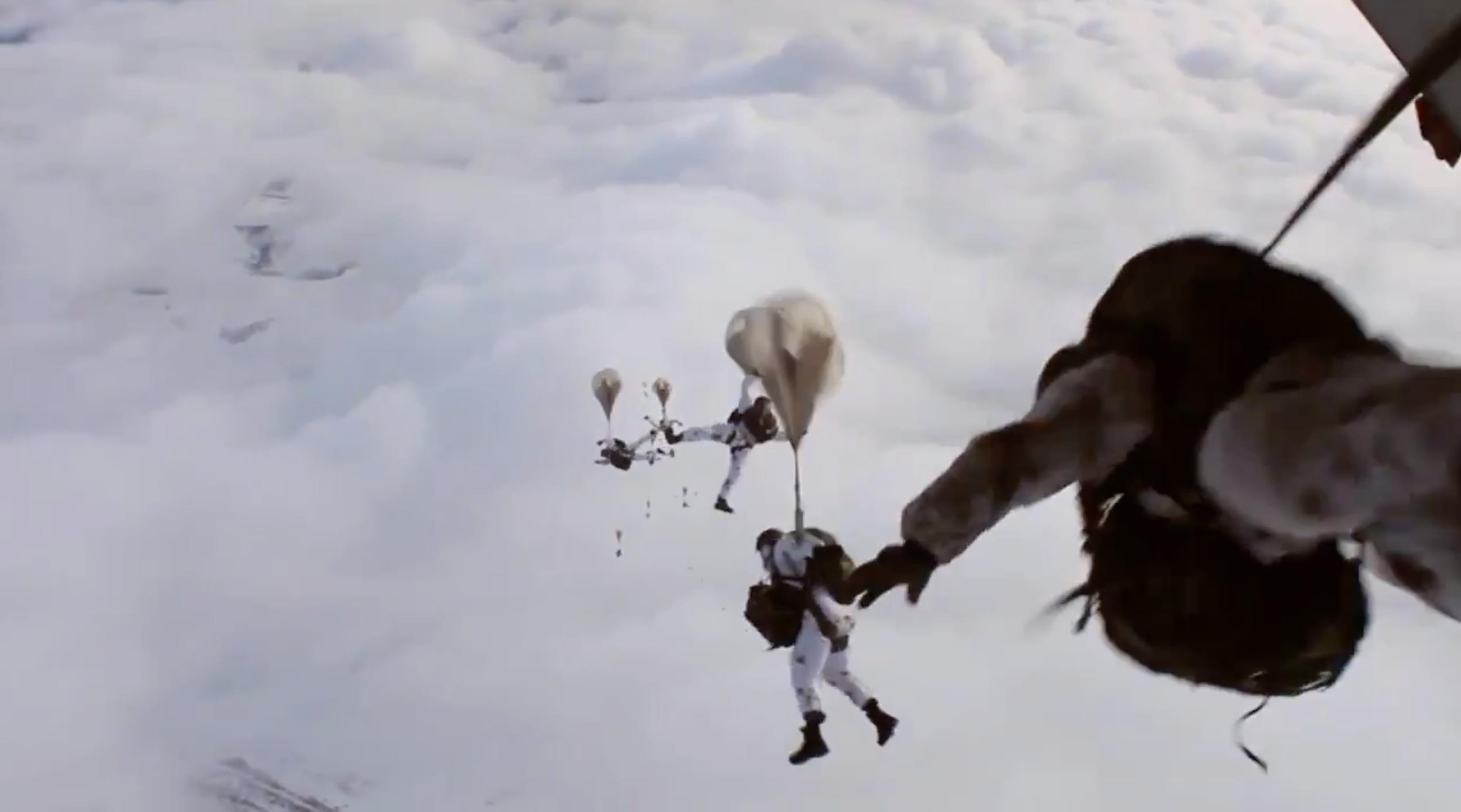 Video Luc luong Linh du Nga tap tran ram ro hinh anh